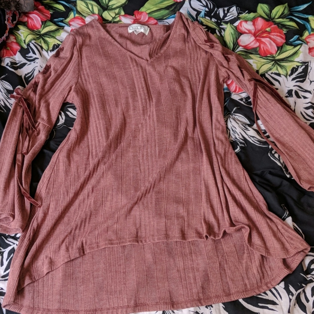 🌴Sale! Mauve bell sleeve high low top